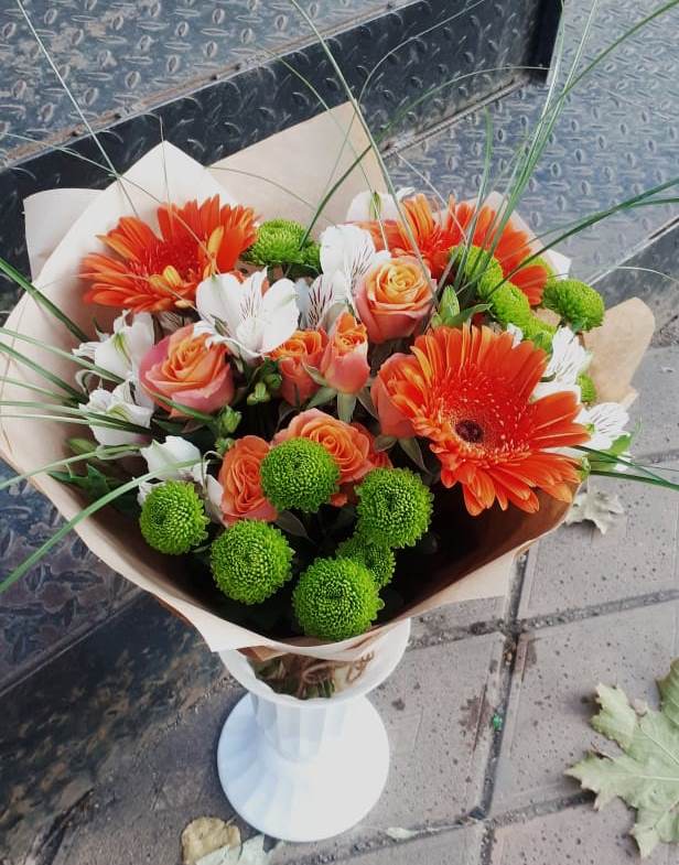 Букет цветов из: Герберы, Хризантемы, Альстромерии и Розы в Молочном