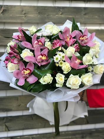 Букет цветов из: Розы и Хризантемы в Молочном