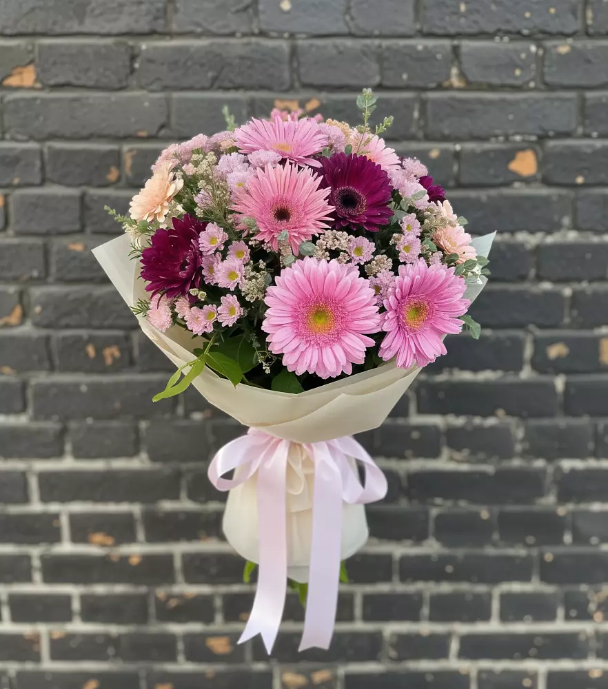 Букет цветов из: Герберы и Хризантемы в Молочном