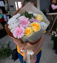 Букет цветов из:  Герберы, Розы и Хризантемы в Молочном