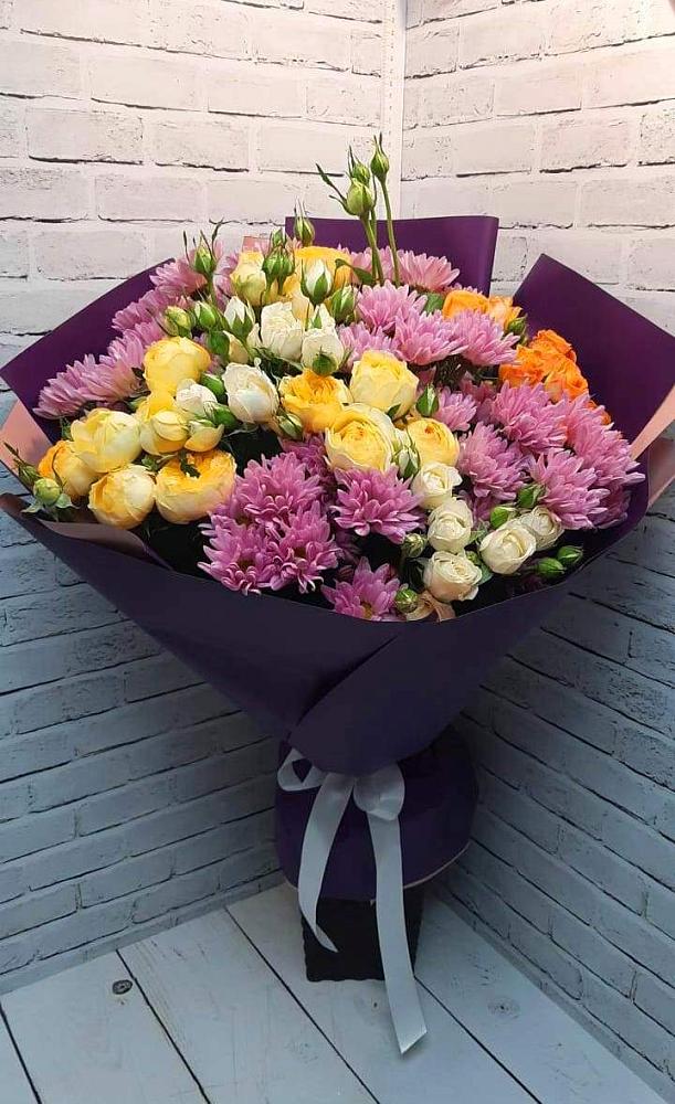 Букет цветов из: Хризантемы и Розы в Молочном