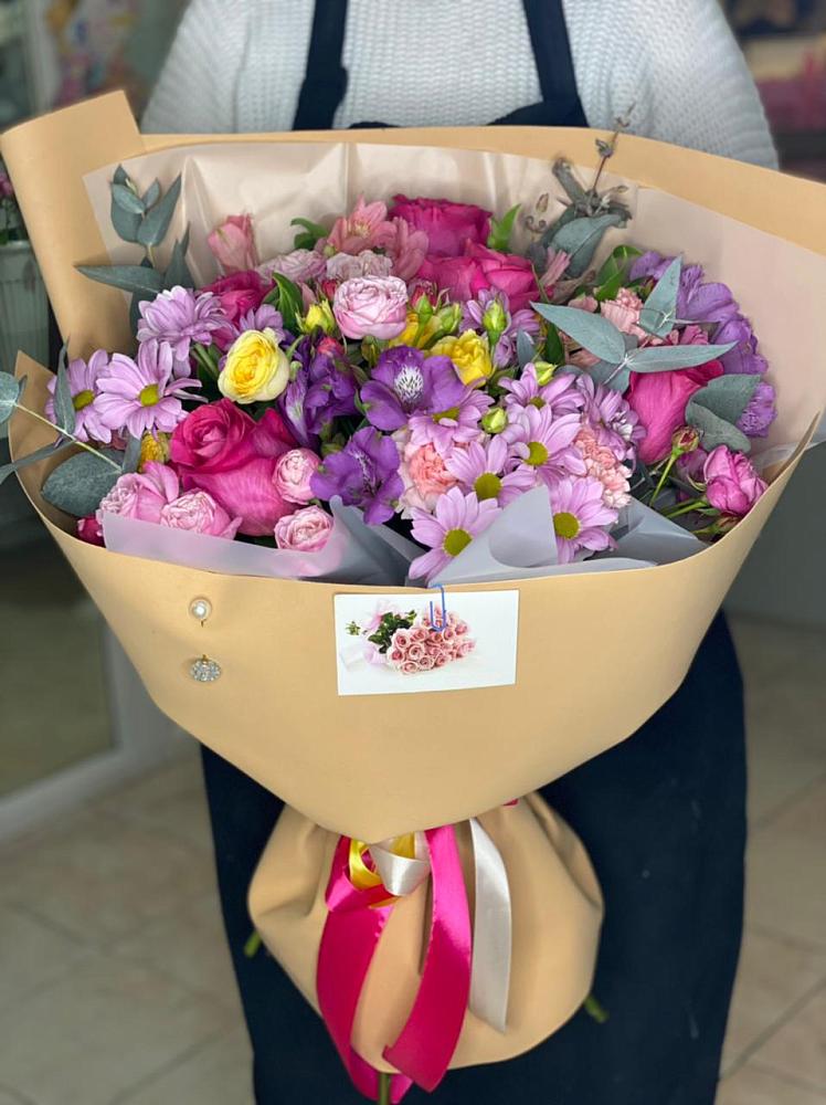 Букет цветов из: Хризантемы, Гвоздики и Альстромерии в Молочном