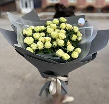 Букет Белые кустовые розы Солинеро в Молочном