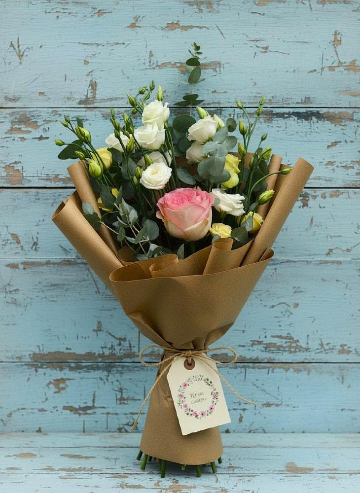 Букет цветов из: Розы и Лизиантусы в Молочном