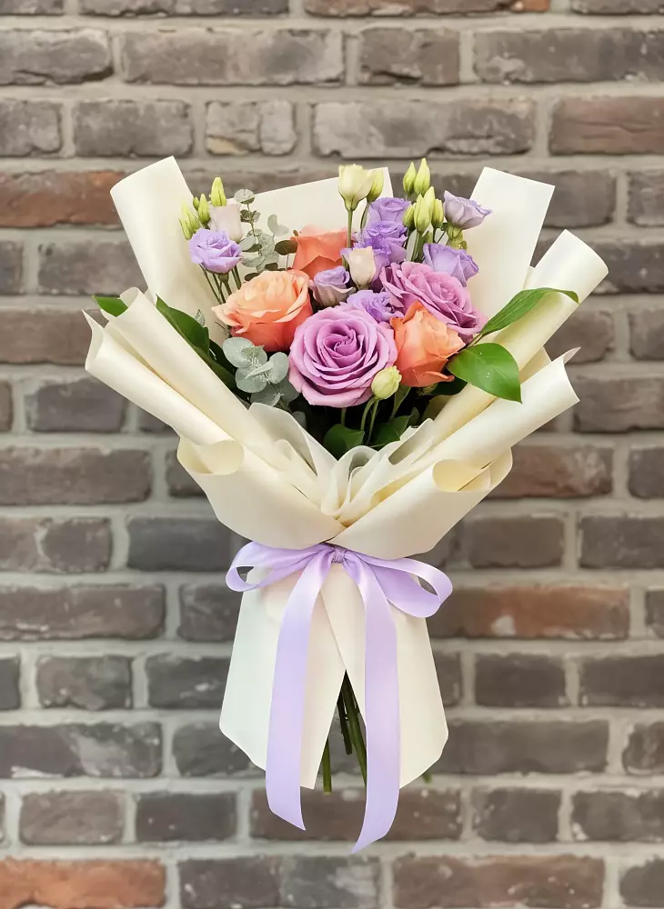 Букет цветов из: Лизиантусы и Розы в Молочном