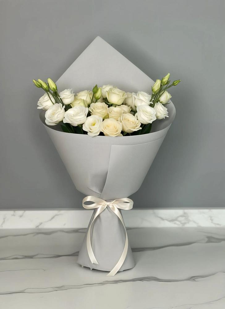 Букет цветов из: Розы и Лизиантусы в Молочном