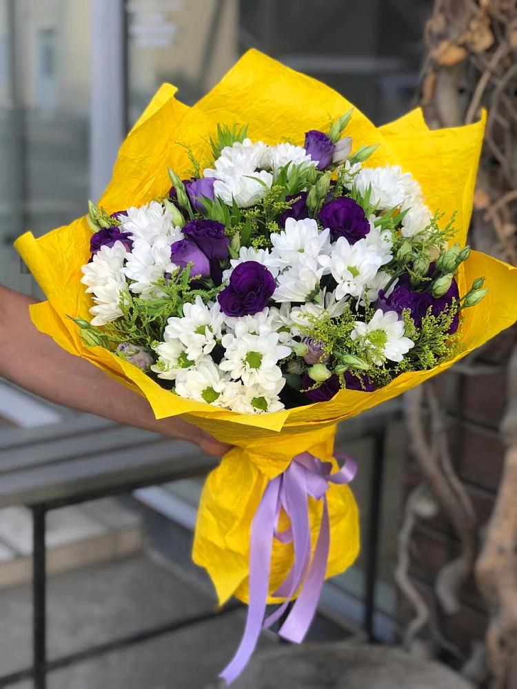 Букет цветов из: Ирисы, Хризантемы и Ромашки в Молочном