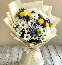 Букет цветов из:  Ирисы, Хризантемы и Розы в Молочном