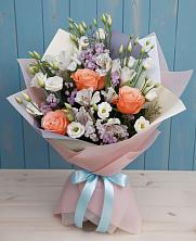 Букет цветов из:  Лизиантусы, Розы, Альстромерии и Гипсофила в Молочном