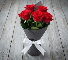 Букет 5 Красных роз Эдлесс Лав в Молочном