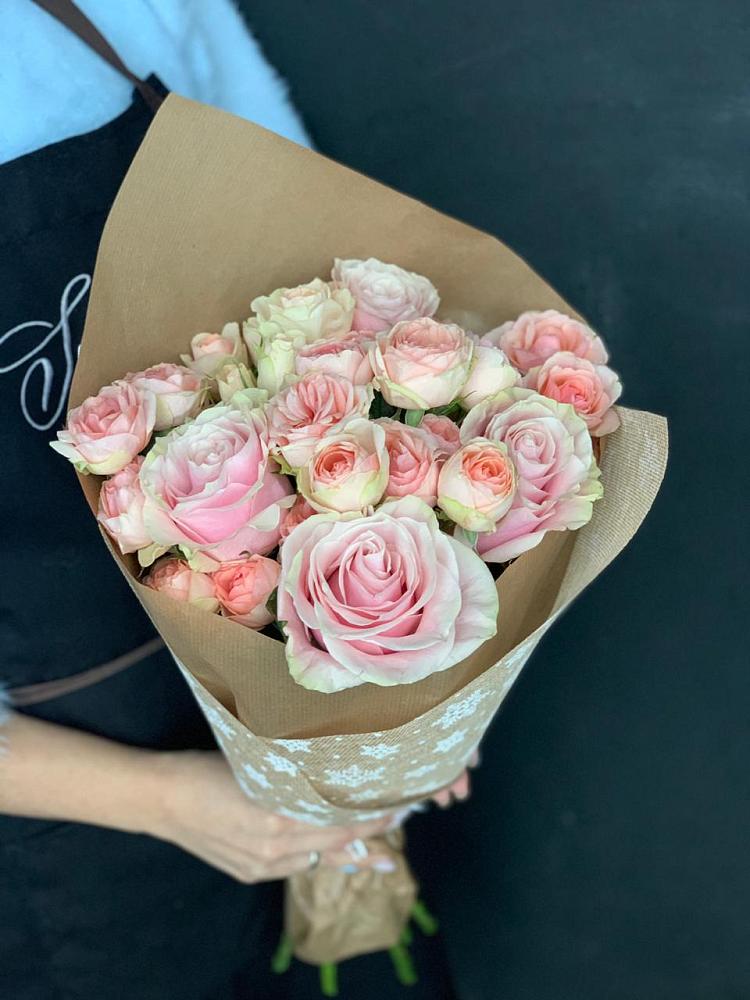 Букет цветов из: Хризантемы и Розы в Молочном