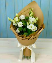 Букет цветов из:  Хризантемы и Лизиантусы в Молочном