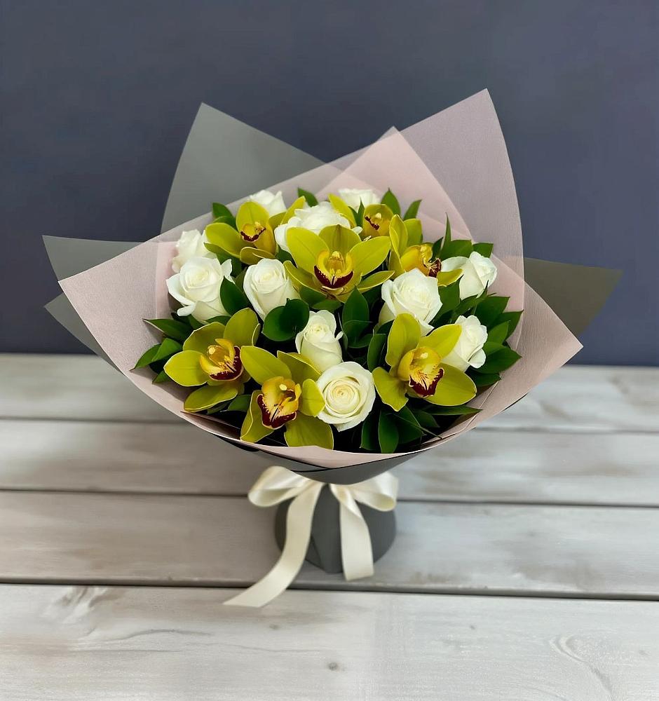 Букет цветов из: Орхидеи и Розы в Молочном