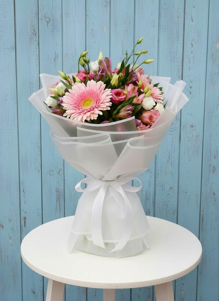 Букет цветов из: Герберы, Альстромерии и Лизиантусы в Молочном