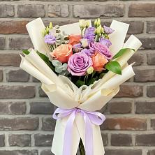 Букет цветов из:  Лизиантусы и Розы в Молочном