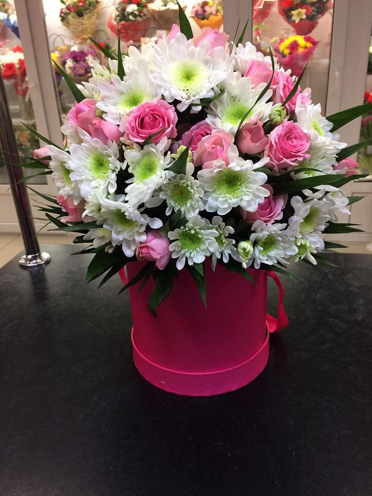 Цветочная композиция из Розы и Хризантемы в шляпной коробке в Молочном