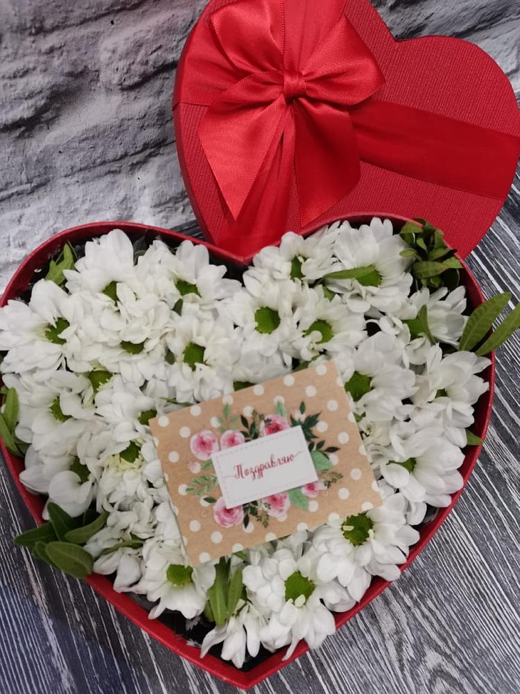 Цветочная композиция из Хризантемы в виде сердца в Молочном