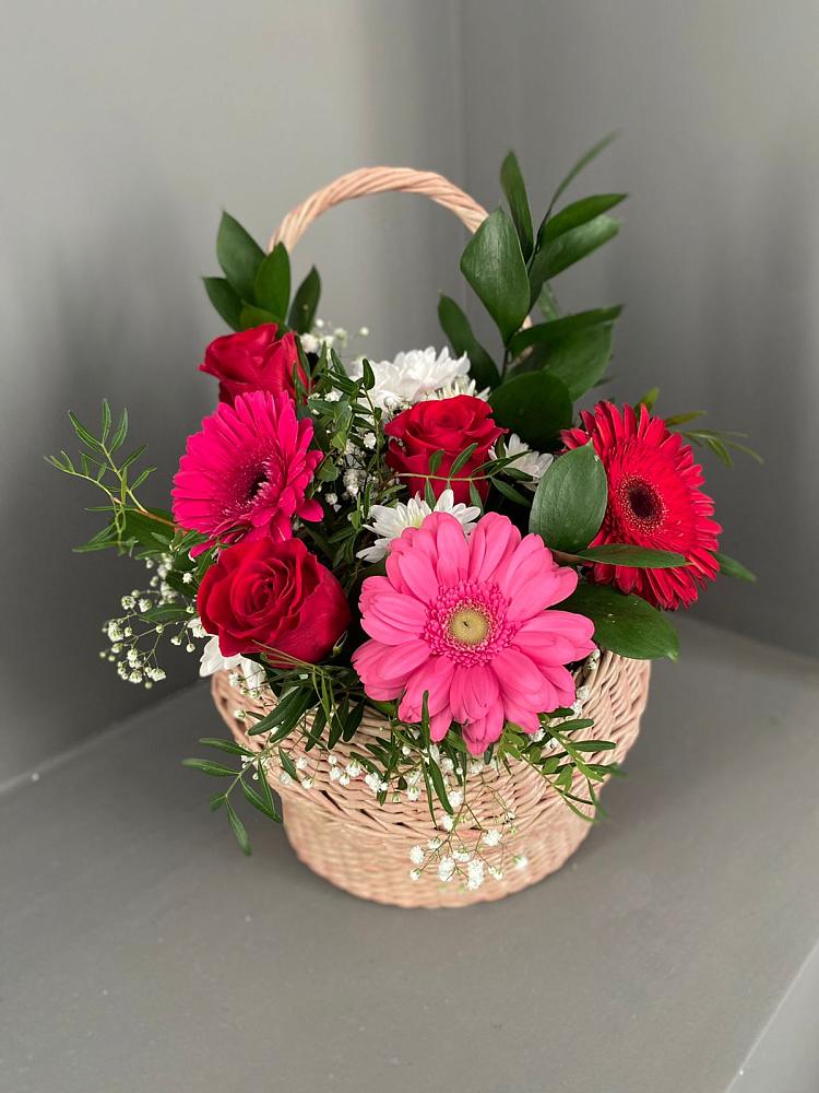 Цветочная композиция из Розы, Хризантемы и Герберы в корзине в Молочном