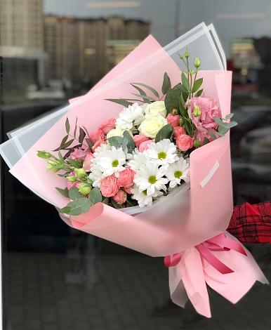 Букет цветов из: Розы, Лизиантусы и Хризантемы в Молочном