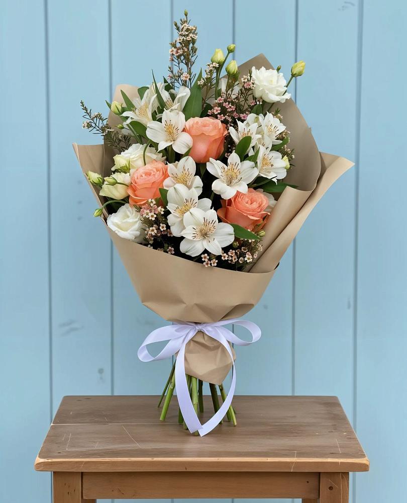 Букет цветов из: Альстромерии, Лизиантусы, Розы и Хризантемы в Молочном