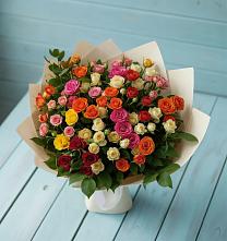 Букет Микс из разноцветных кустовых роз в Молочном
